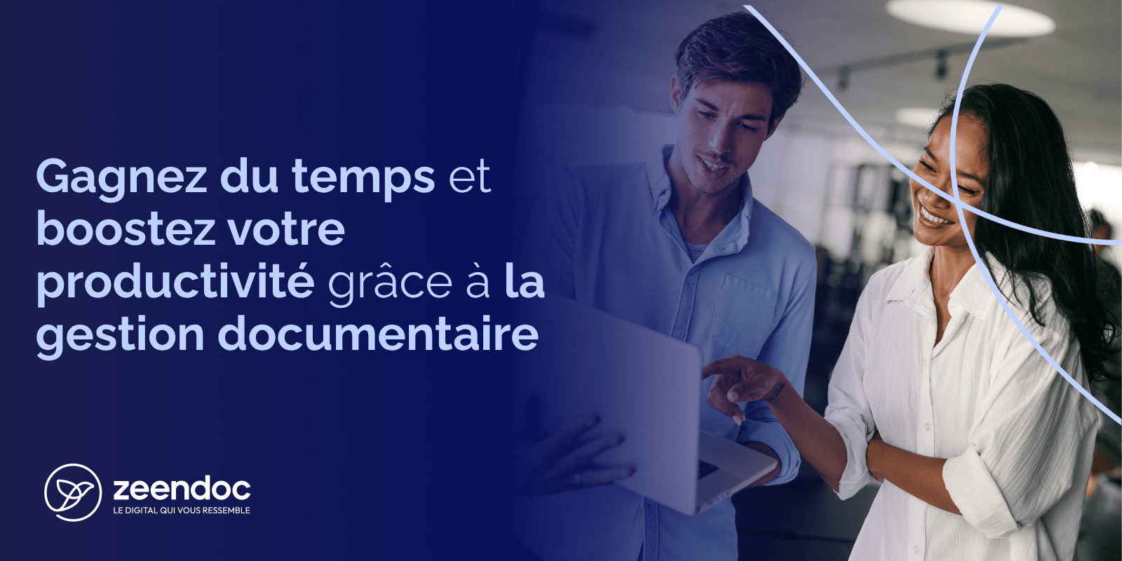 deux-personnes-regardent-écran